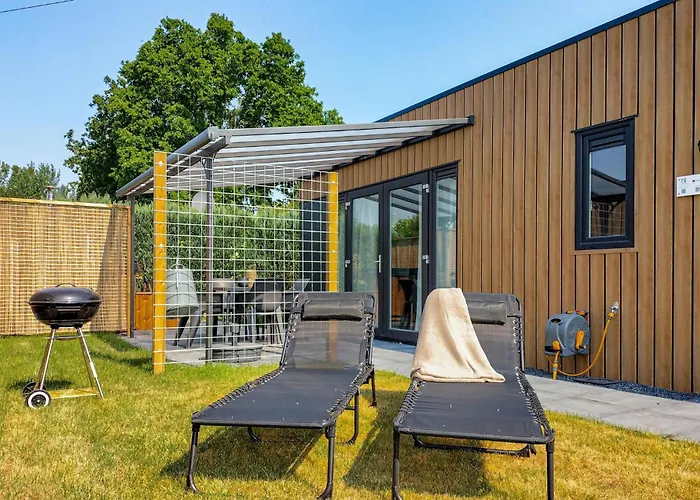 Nice Home In Heinkenszand With Wifi